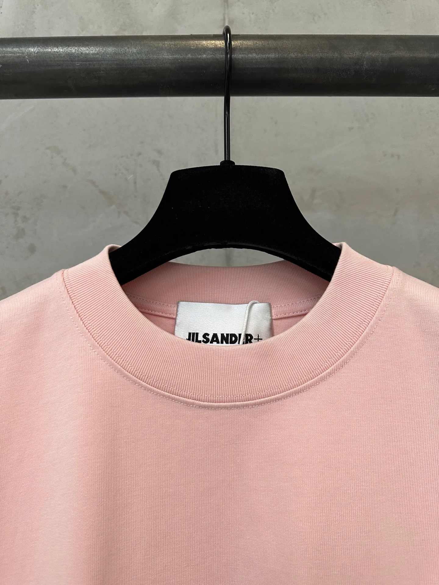 Summer New Arrival heavyweight 400g short-sleeved Jil sander 26ss Classic logo thick plate glue printed short-sleeved T-shirt Fabric: Made of high-definition super heavyweight cotton double yarn compact Xinjiang cotton, weight 400 grams, with 2*2 Salona rib 420g, clean cloth surface, clear cloth texture, tight feel, stiff, high color fastness, no change in shape, no Color Change, the pattern adopts three-dimensional thick plate glue printing process Customized hardware, threads, accessories, plate alignment, male and female, Same Style -Color: Black White, Gray, Brown, Black, Blue Pink, -Size: XS S M L XL